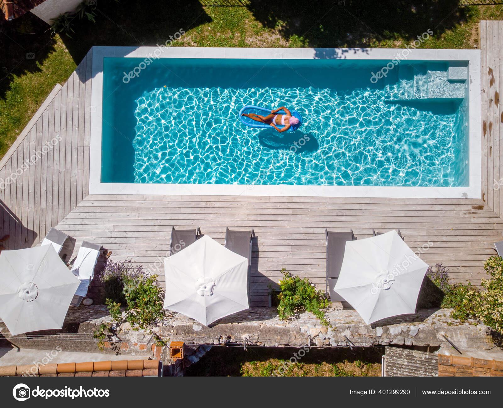Zwei Personen schwimmen im Pool des Hotels. Blick von oben, Paar ...